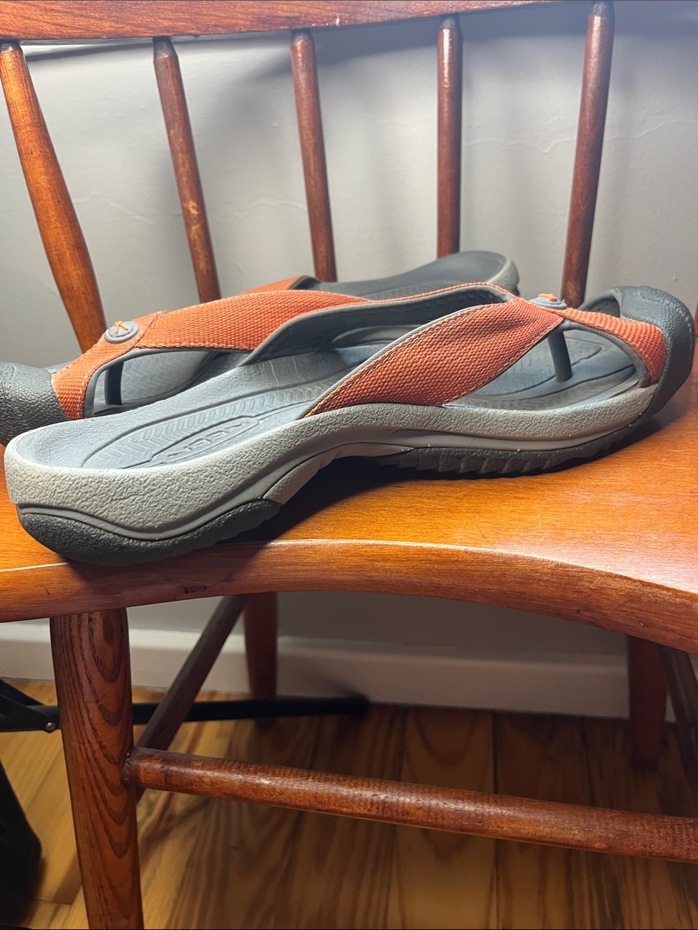KEEN Kona Flip Sandals Men’s Size 9.5 Brown Leather Outdoor Comfort EUC - Picture 6 of 9